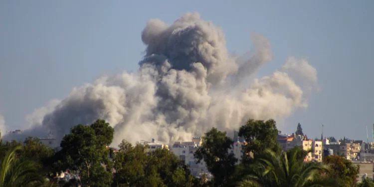 El humo se eleva desde el lugar de un ataque aéreo israelí en Burj al-Shamali, en las afueras de Tiro, el 22 de noviembre de 2024 (Kawnat HAJU / AFP)