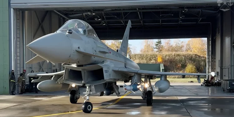 Typhoon italianos desplegados por la OTAN realizan actividad aire-tierra