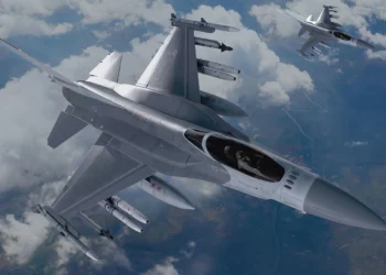 Primer vuelo del F-16 con paquete de guerra electrónica Viper