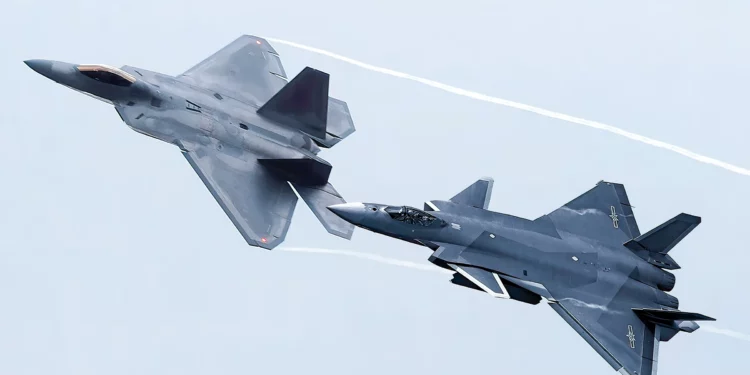 ¿El J-20 de China está superando al F-22 Raptor de EE. UU.?