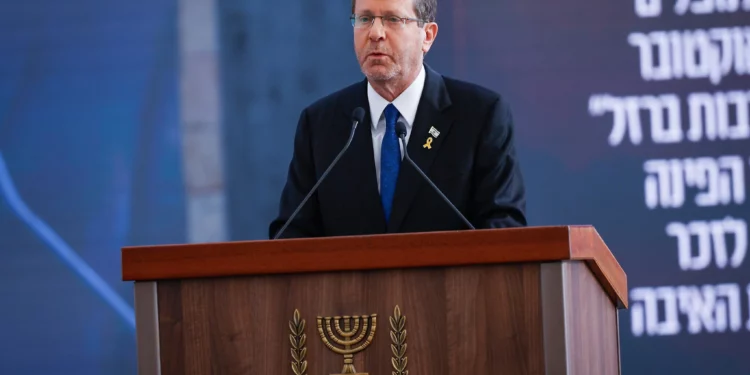 El presidente Isaac Herzog en un acto en memoria de los muertos el 7 de octubre y en la guerra posterior en Jerusalén, el 28 de octubre de 2024 (Chaim Goldberg/Flash90)