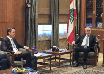 El enviado estadounidense, Amos Hochstein (izq.), se reúne con el presidente del Parlamento libanés, Nabih Berri, en Beirut, el 21 de octubre de 2024. (AFP)