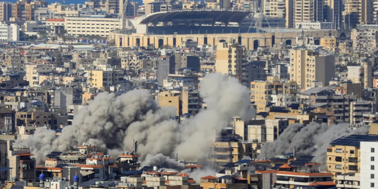 El humo se eleva desde el lugar de un ataque aéreo israelí que tuvo como objetivo un barrio en los suburbios del sur de Beirut el 12 de noviembre de 2024. (Foto de AFP)