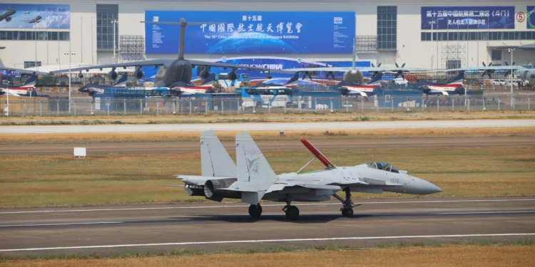 5 aviones militares en exhibición en Airshow China