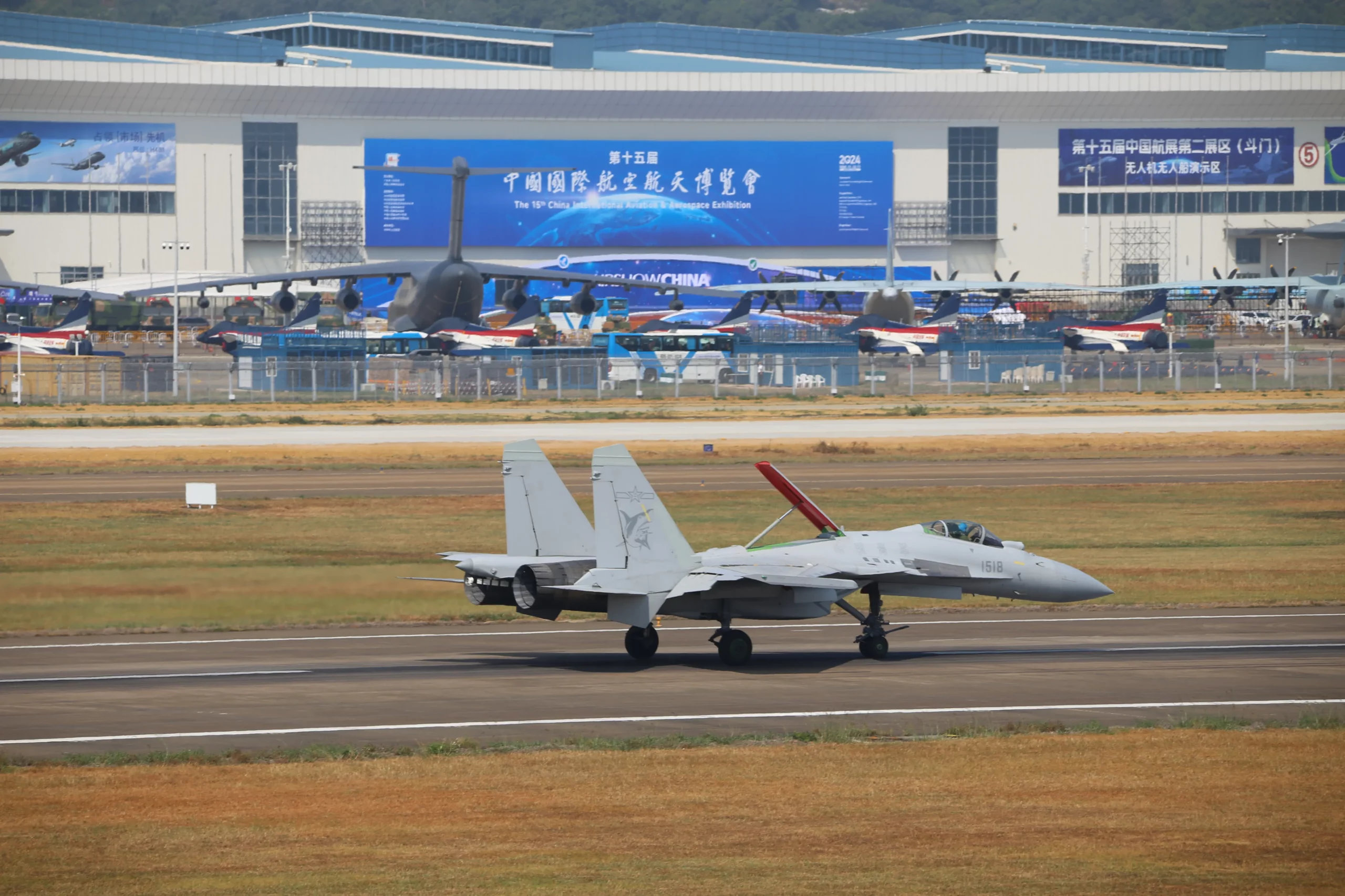 5 aviones militares en exhibición en Airshow China