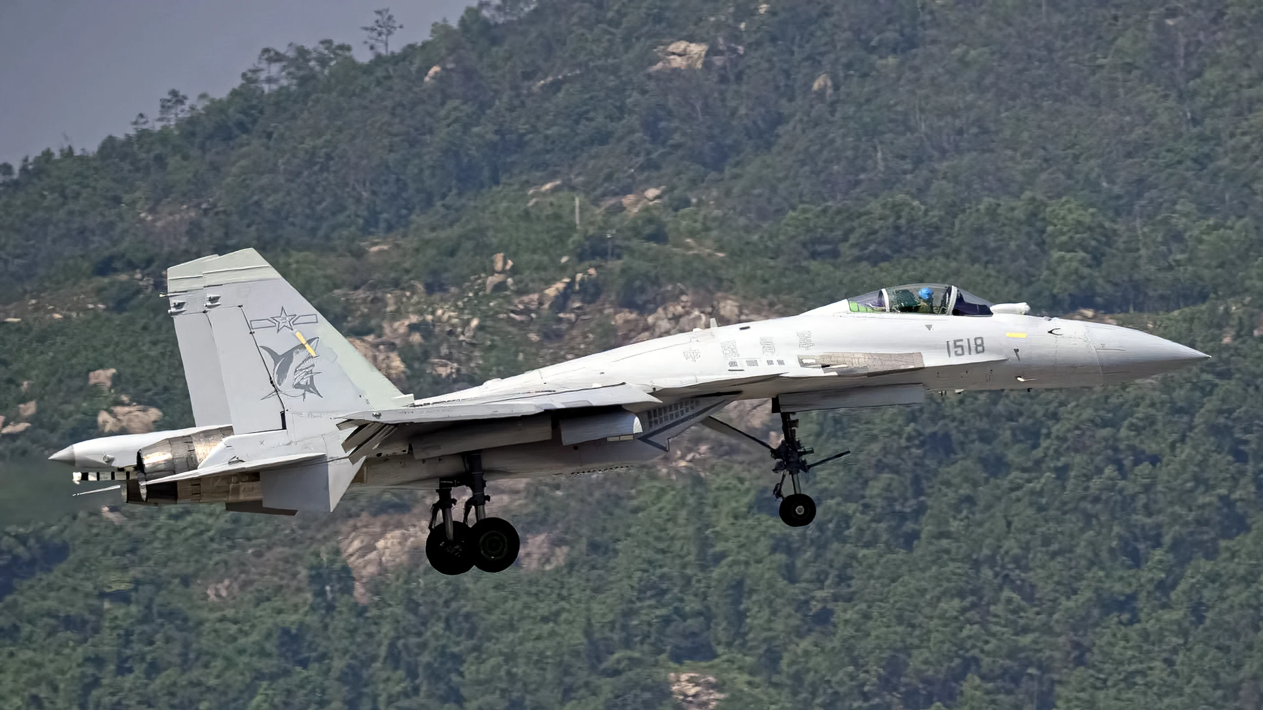 China presenta el J-15T: avión de combate para portaaviones