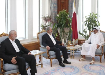 El emir Tamim bin Hamad al-Thani (izq.), gobernante de Qatar desde 2013, en una reunión con los líderes de Hamás Ismail Haniyeh (der.) y Khaled Mashal en Doha, el 17 de octubre de 2016 (documento del gobierno de Qatar)