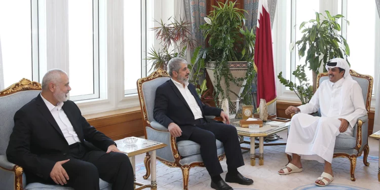 El emir Tamim bin Hamad al-Thani (izq.), gobernante de Qatar desde 2013, en una reunión con los líderes de Hamás Ismail Haniyeh (der.) y Khaled Mashal en Doha, el 17 de octubre de 2016 (documento del gobierno de Qatar)
