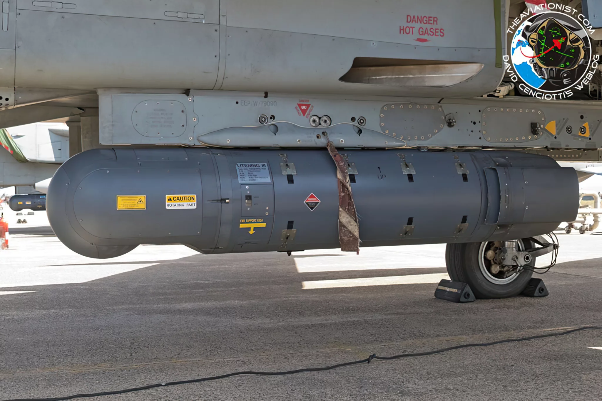 El módulo de puntería láser Litening III instalado en un Tornado de la Fuerza Aérea Italiana. (Crédito de la imagen: Autor)