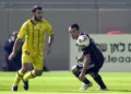 El centrocampista del Besiktas, Ekrem Dag (derecha), compite con el delantero del Maccabi Tel-Aviv, Roberto Colautti (izquierda), durante un partido de fútbol del Grupo E de la UEFA Europa League en el Estadio Bloomfield en Tel Aviv el 1 de diciembre de 2011. (Jack Guez/AFP/Archivo)