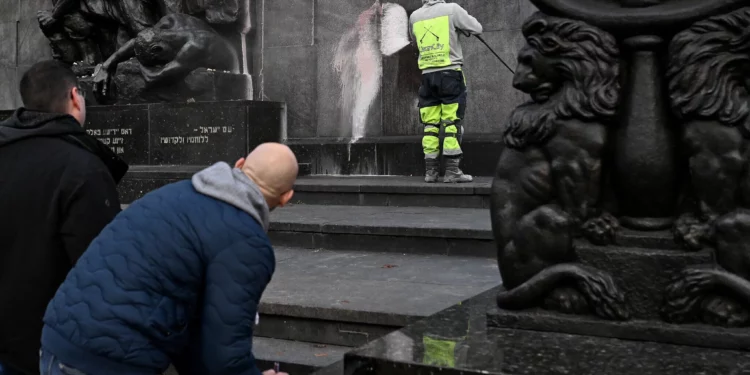 Vandalizan monumento del Levantamiento del Gueto de Varsovia