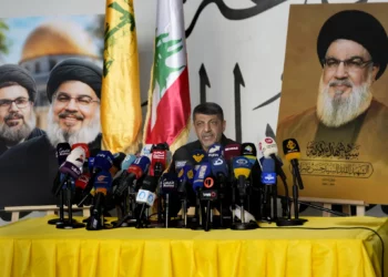 El portavoz principal de Hezbolá, Mohammed Afif, habla durante una conferencia de prensa en Dahiyeh, en el suburbio sur de Beirut, Líbano, el lunes 11 de noviembre de 2024. (Foto AP/Hussein Malla)