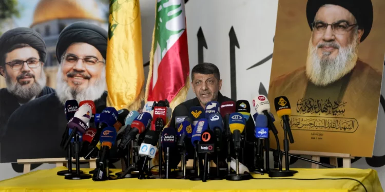 El portavoz principal de Hezbolá, Mohammed Afif, habla durante una conferencia de prensa en Dahiyeh, en el suburbio sur de Beirut, Líbano, el lunes 11 de noviembre de 2024. (Foto AP/Hussein Malla)