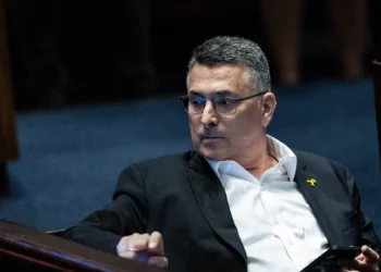 El presidente de Nueva Esperanza, Gideon Sa'ar, durante una votación en el salón de plenos de la Knesset en Jerusalén el 29 de septiembre de 2024. (Yonatan Sindel/Flash90)