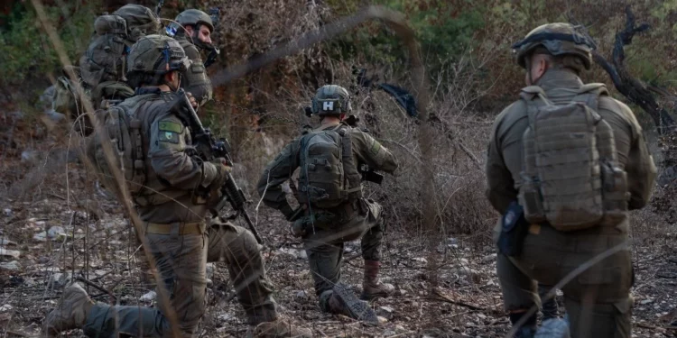 Tropas de la Brigada de Comando de las Fuerzas de Defensa de Israel operan en el sur del Líbano, en una fotografía difundida el 14 de noviembre de 2024. (Fuerzas de Defensa de Israel)