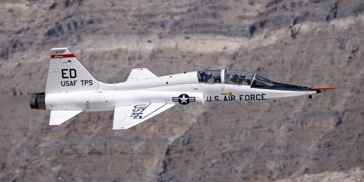 T-38 Talon blanco fotografiado en el Valle de la Muerte