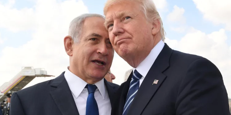 El entonces presidente de Estados Unidos, Donald Trump (derecha), con el primer ministro, Benjamin Netanyahu, antes de la partida de Trump a Roma en el Aeropuerto Internacional Ben Gurion de Tel Aviv, el 23 de mayo de 2017. (Kobi Gideon/GPO vía Flash90)