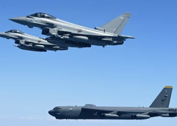 Typhoon y Voyager de la RAF se unen al B-52H sobre la península arábiga