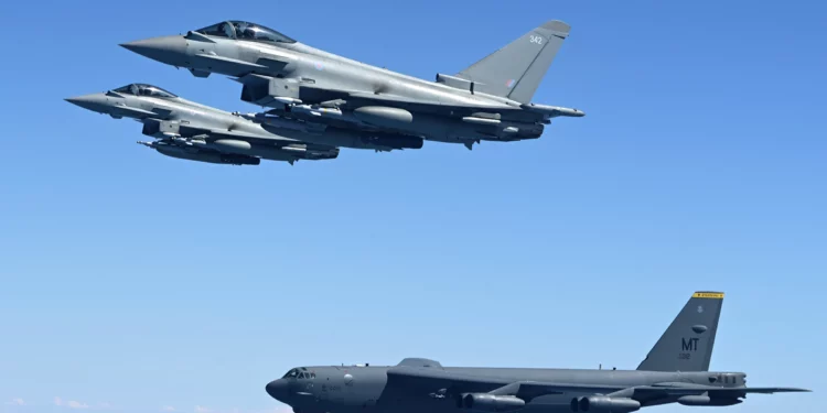 Typhoon y Voyager de la RAF se unen al B-52H sobre la península arábiga