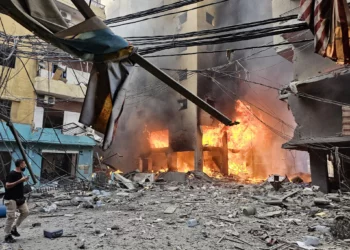 Un hombre camina sobre los escombros mientras se desata un incendio en el interior de un edificio alcanzado por un ataque aéreo israelí que tuvo como objetivo el barrio de Haret Hreik, en los suburbios del sur de Beirut, el 21 de noviembre de 2024, en medio de la guerra en curso entre Israel y Hezbolá. (Foto de AFP)