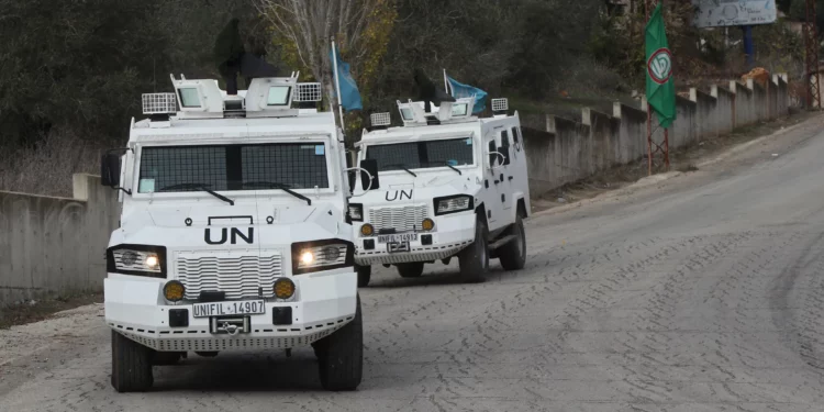 Los vehículos de la Fuerza Provisional de las Naciones Unidas en el Líbano (FPNUL) patrullan una carretera en la región de Marjayoun, en el sur del Líbano, cerca de la frontera con Israel, el 29 de noviembre de 2024. (AFP)