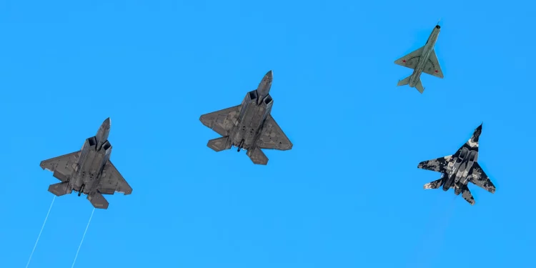 Un MiG-29, un MiG-21 y dos F-22 realizan un vuelo conmemorativo