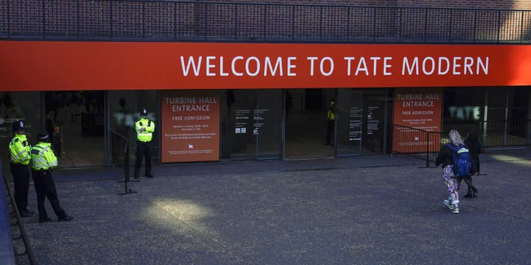 Agentes de policía patrullan la entrada de la galería Tate Modern, en Londres, el 15 de octubre de 2022. (Foto AP/Alberto Pezzali, Archivo)