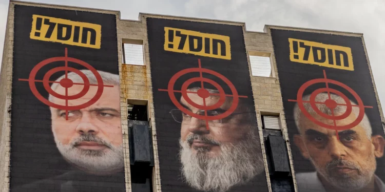 Vista de un gran cartel con imágenes del líder de Hamás Yahya Sinwar, Ismail Haniyeh y el líder de Hezbolá Hassan Nasrallah a la entrada de Jerusalén, el 11 de noviembre de 2024. Los tres fueron asesinados en los últimos meses e Israel se atribuyó la muerte de Sinwar y Nasrallah. (Chaim Goldberg/Flash90)