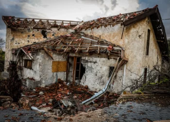 Vista de una casa alcanzada por misiles disparados por Hezbolá desde el Líbano hacia Metula, en la frontera israelí con el Líbano, el 20 de noviembre de 2024. (David Cohen/Flash90)