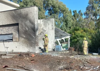 Se observan los daños en una casa tras el impacto de un cohete en Kiryat Shmona, el 26 de noviembre de 2024. (Servicios de Bomberos y Rescate de Israel)