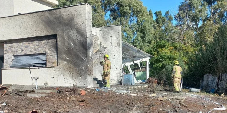 Se observan los daños en una casa tras el impacto de un cohete en Kiryat Shmona, el 26 de noviembre de 2024. (Servicios de Bomberos y Rescate de Israel)