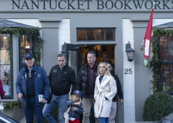 El presidente Joe Biden, de izquierda a derecha, su hijo Hunter Biden, su nuera Melissa Cohen Biden, de derecha a derecha, y su nieto Beau Biden, segundo de derecha a izquierda, salen de una librería mientras caminan por el centro de Nantucket, Massachusetts, el viernes 29 de noviembre de 2024. (Foto AP/José Luis Magana)