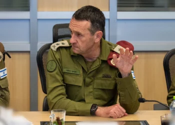 El jefe del Estado Mayor de las Fuerzas de Defensa de Israel, teniente general Herzi Halevi, realiza una evaluación en la sala de mando subterránea del ejército en el cuartel general de las Fuerzas de Defensa de Israel en Tel Aviv, el 23 de septiembre de 2024. (Fuerzas de Defensa de Israel)