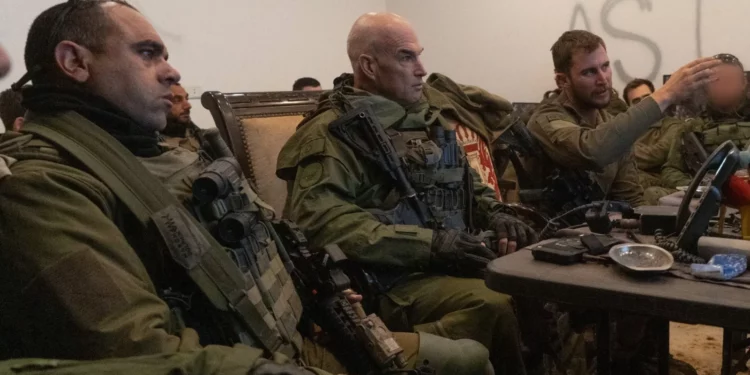 El jefe del Comando Norte de las Fuerzas de Defensa de Israel, el mayor general Ori Gordin (centro), habla con oficiales en el sur del Líbano, el 28 de noviembre de 2024. (Fuerzas de Defensa de Israel)