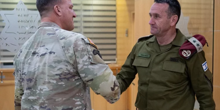 El jefe del CENTCOM de EE. UU., general Michael Kurilla (izquierda), se reúne con el jefe del Estado Mayor de las FDI, teniente general Herzi Halevi, en una imagen publicada el 3 de noviembre de 2024. (Fuerzas de Defensa de Israel)