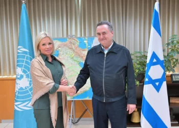 El ministro de Defensa, Israel Katz, se reúne con Jeanine Hennis-Plasschaert, enviada especial de la ONU para el Líbano, en Tel Aviv, el 26 de noviembre de 2024. (Portavoz del Ministerio de Defensa)