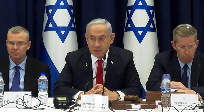 El primer ministro, Benjamin Netanyahu, habla en la reunión del gabinete el 24 de noviembre de 2024 (captura de pantalla/GPO)