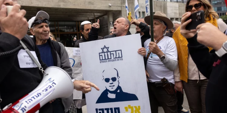 La gente protesta en apoyo de Eli Feldstein y el soldado israelí acusado de filtrar documentos clasificados frente al Tribunal de Distrito de Tel Aviv, el 27 de noviembre de 2024. (Miriam Alster/Flash90)