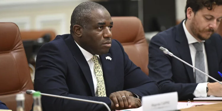 El ministro de Asuntos Exteriores del Reino Unido, David Lammy, asiste a una reunión bilateral con el primer ministro ucraniano, Denys Shmyhal (no aparece en la foto) y otros funcionarios el miércoles 11 de septiembre de 2024 en Kiev, Ucrania. (Leon Neal/Pool vía AP)