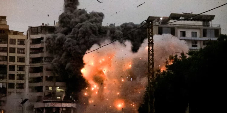 Una bola de fuego estalla en el lugar de un ataque aéreo israelí que tuvo como objetivo la zona de Tayouneh, en los suburbios del sur de Beirut, el 25 de noviembre de 2024. (AFP)