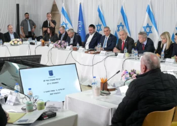 El primer ministro, Benjamin Netanyahu, cuarto desde la derecha, se dirige a los ministros en una reunión especial del gabinete en Nahariya, el 3 de diciembre de 2024. (Maayan Toaf/GPO)