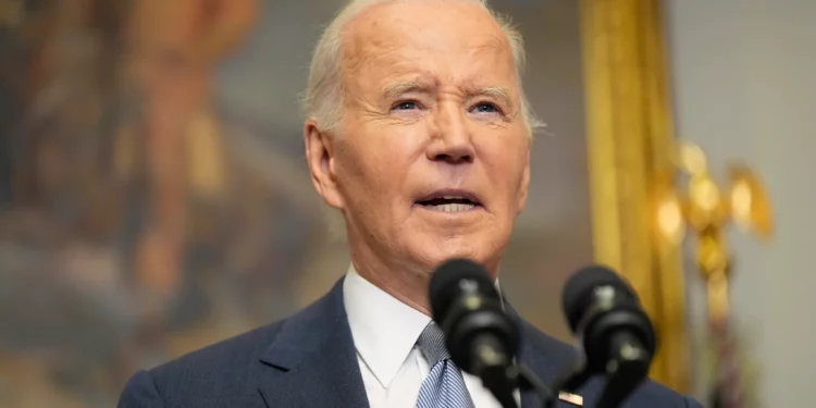 El presidente de Estados Unidos, Joe Biden, habla sobre el repentino colapso del gobierno sirio bajo el mando de Bashar al-Assad desde la Sala Roosevelt de la Casa Blanca en Washington, el 8 de diciembre de 2024. (Foto AP/ Manuel Balce Ceneta)