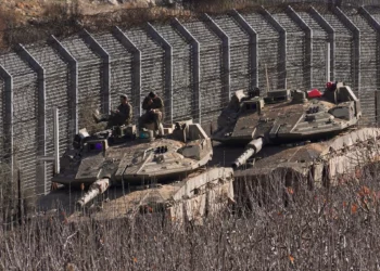 Soldados israelíes se sientan sobre un tanque a lo largo de la llamada Línea Alfa que separa los Altos del Golán de Siria, en la ciudad de Majdal Shams, el 9 de diciembre de 2024. (AP/ Matias Delacroix)