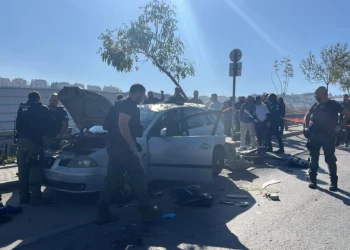 Las fuerzas de seguridad registran el coche de un sospechoso tras un intento de apuñalamiento en Jerusalén, el 23 de diciembre de 2024 (Policía de Israel)