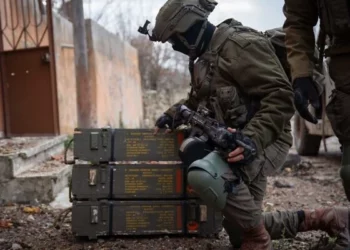 Un alijo de armas de Hezbolá encontrado por tropas en la zona de Wadi Saluki, en el sur del Líbano, en una foto difundida el 31 de diciembre de 2024. (Fuerzas de Defensa de Israel)