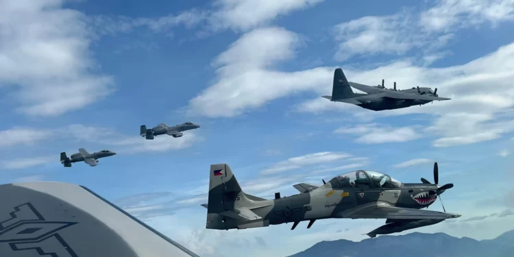 Los A-10 se integran con los Super Tucanos A-29B filipinos