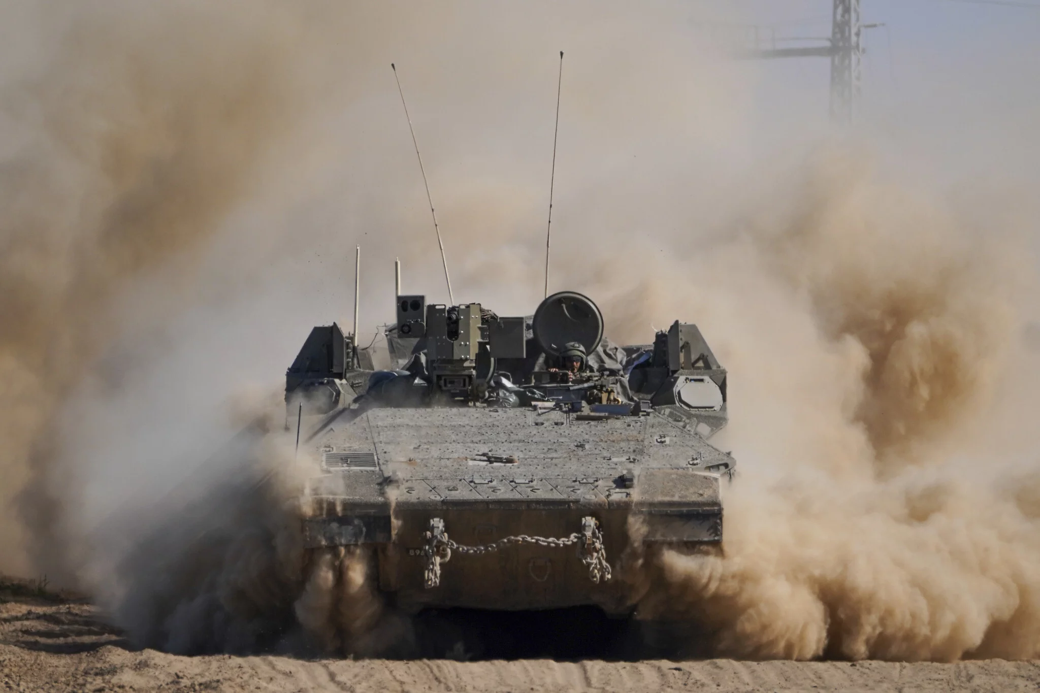 Un vehículo blindado de transporte de personal israelí se desplaza cerca de la frontera con la Franja de Gaza, en el sur de Israel, el jueves 29 de febrero de 2024. (Foto AP/Tsafrir Abayov)