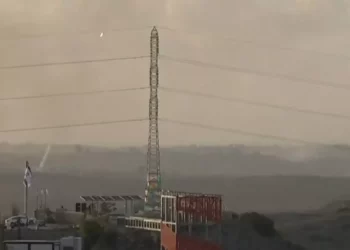 Israel intercepta cohetes desde Gaza y misil balístico de Yemen