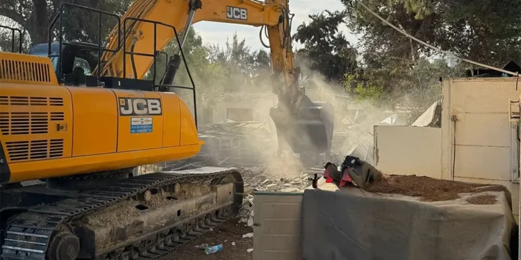 Demolición y reconstrucción avanzan en el kibutz Kfar Aza