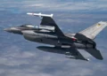 Un F-16 Fighting Falcon del 40.º Escuadrón de Pruebas de Vuelo vuela con un arma de ataque suplente en su riel el 7 de noviembre en la Base Aérea Eglin, Florida. (Fotografía de la Fuerza Aérea de EE. UU. por el Sargento Blake Wiles)